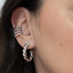 foto com argola torcida e piercing falso em modelo