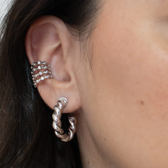 foto com argola torcida e piercing falso em modelo
