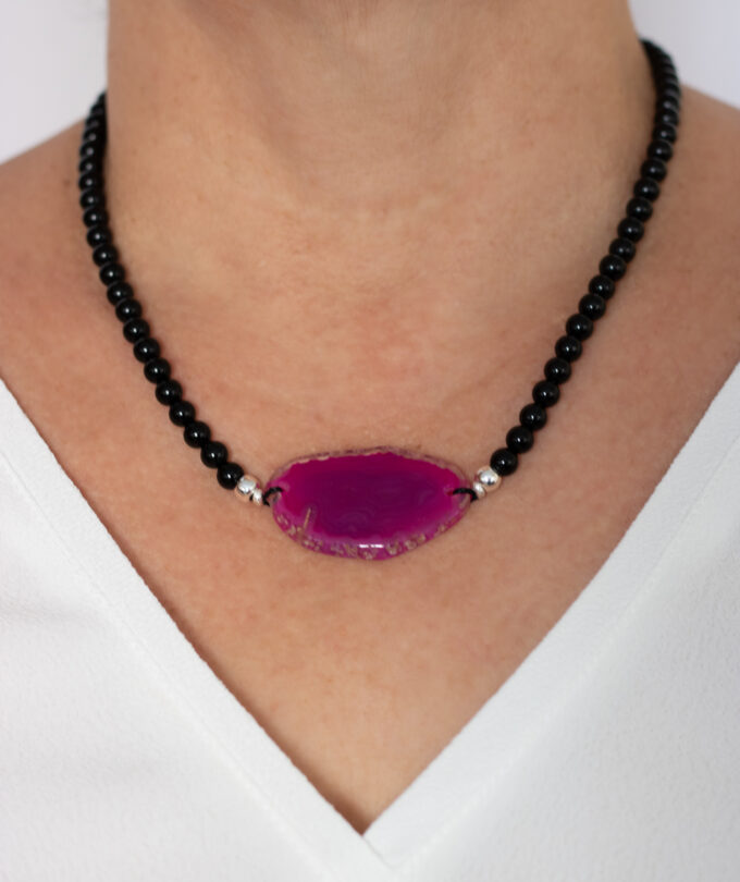 Maxicolar em ágata natural negra e rosa com metais folheados à prata